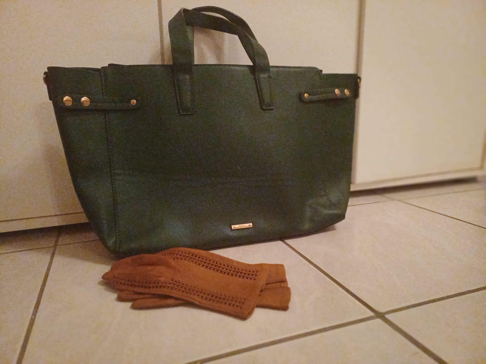 VdS_NathDanae_Sac de Voyage aved Gants Au sol